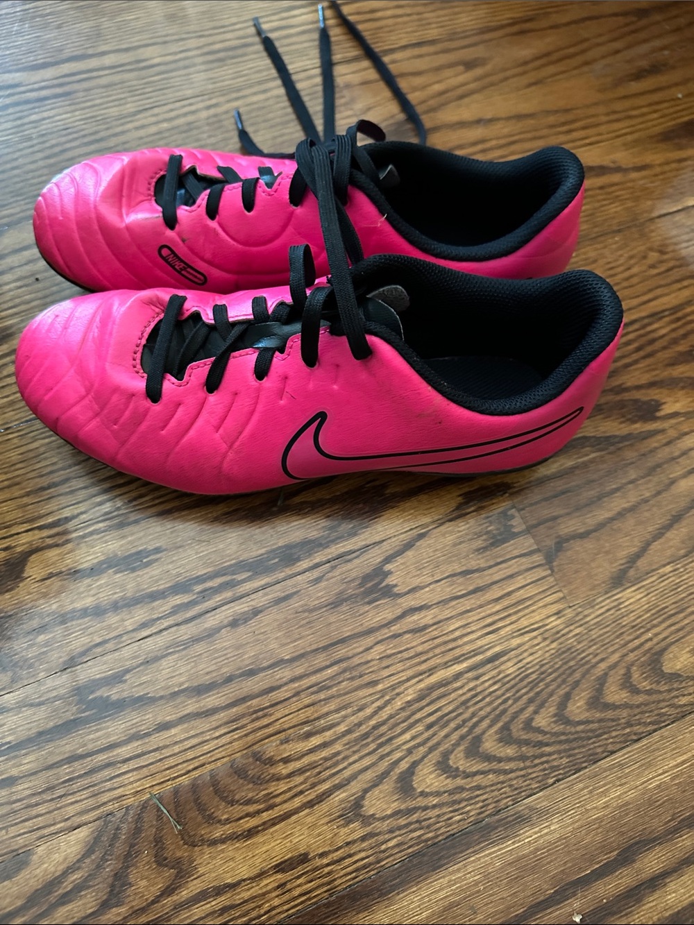 Nike kids soccer cleats size 4